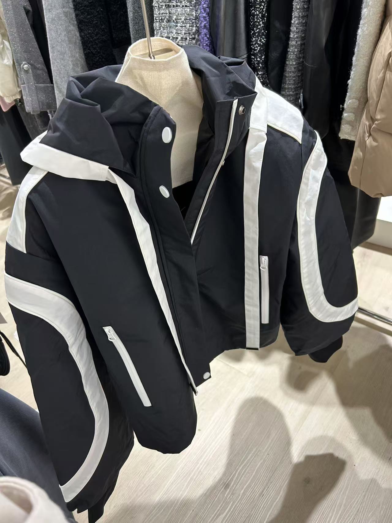 uhot 黑色羽绒服