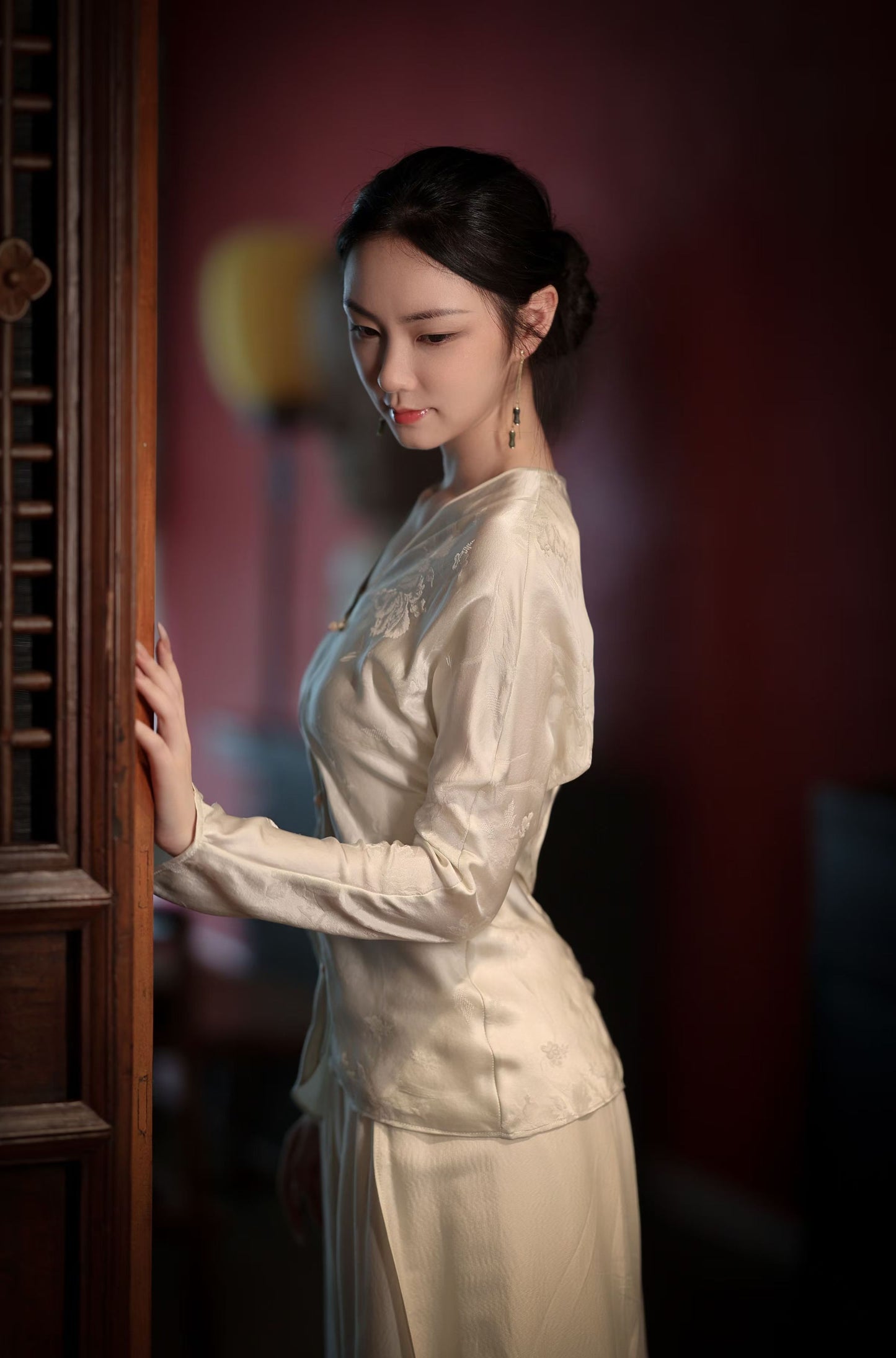 真丝鸢尾提花斜裁小衫1375