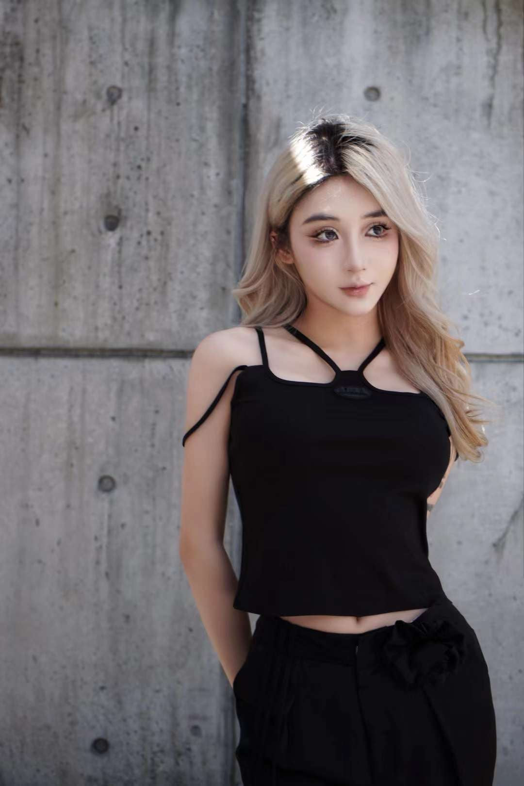 DI.AD 个性肩带吊带针织衫